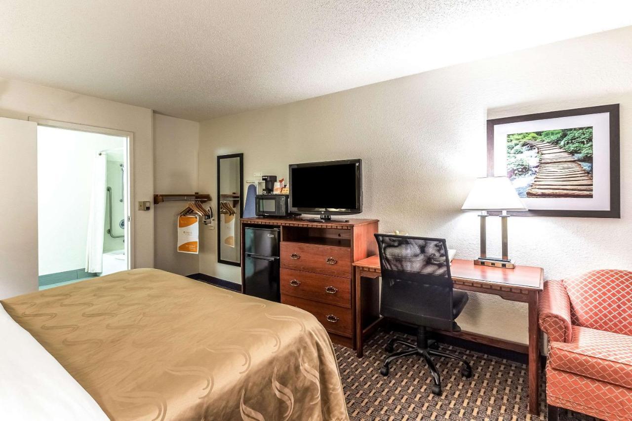 Quality Inn Milwaukee- Брукфілд Екстер'єр фото