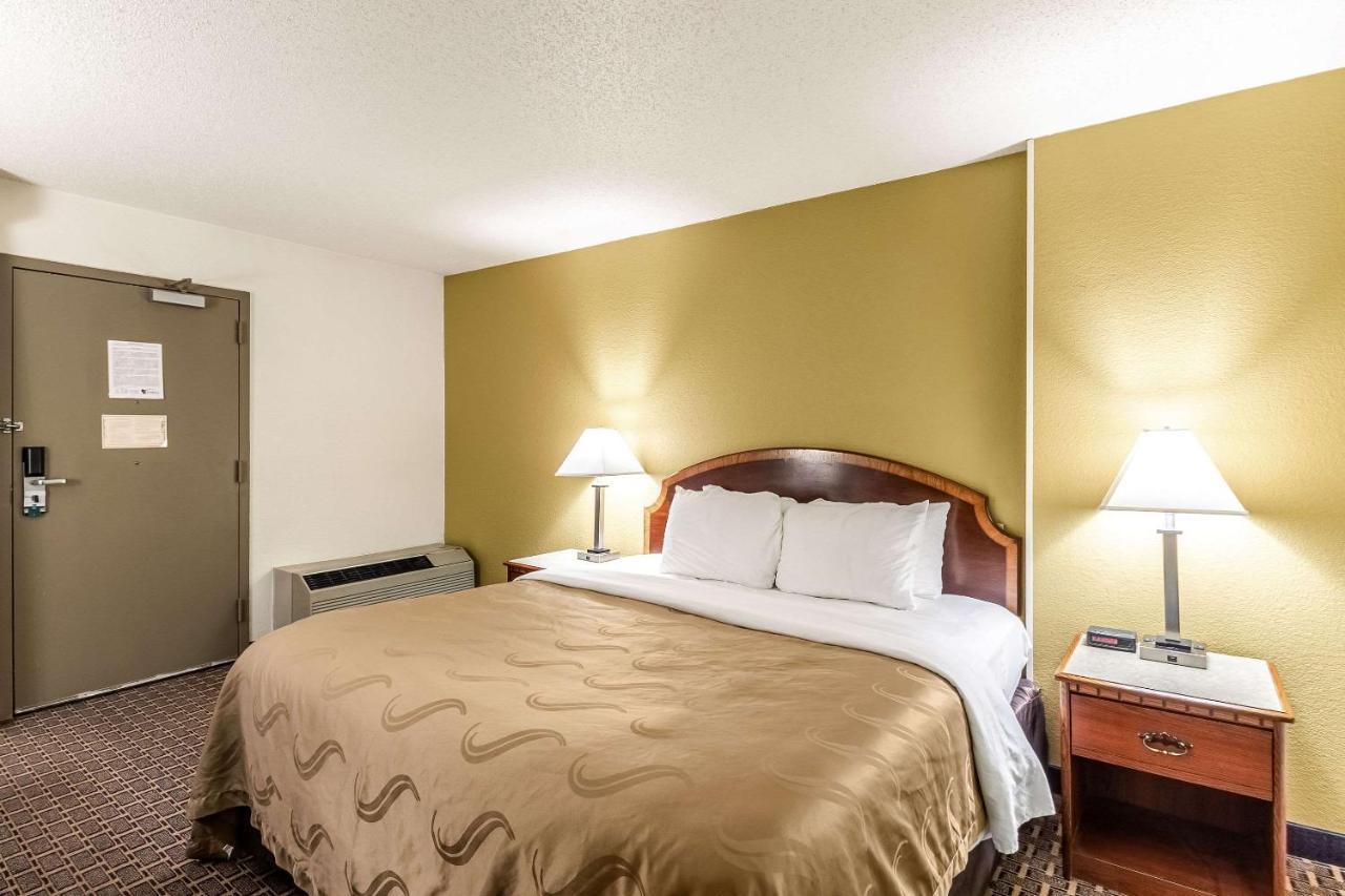 Quality Inn Milwaukee- Брукфілд Екстер'єр фото