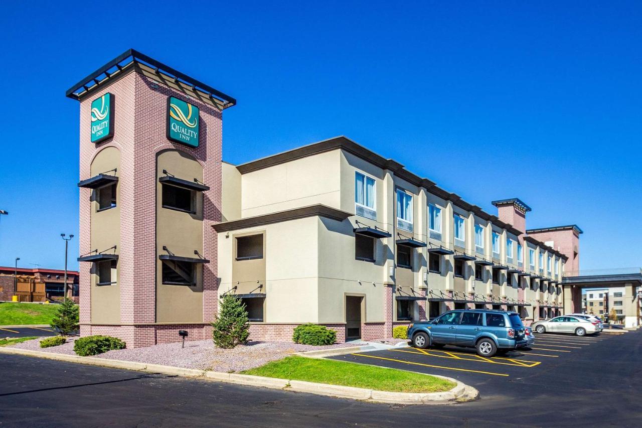 Quality Inn Milwaukee- Брукфілд Екстер'єр фото