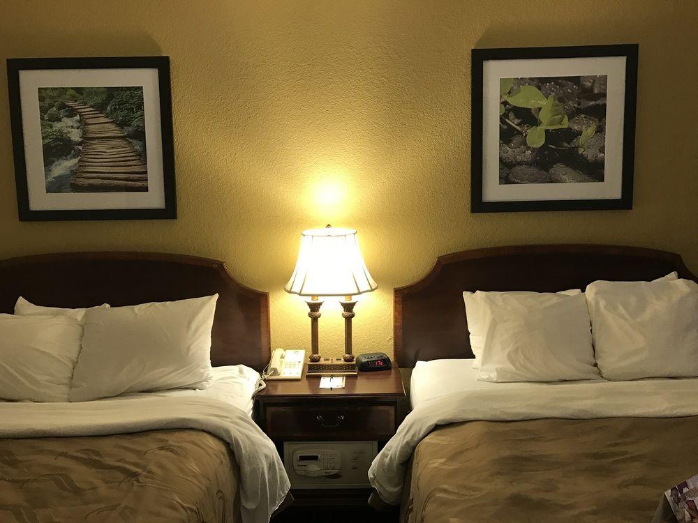 Quality Inn Milwaukee- Брукфілд Екстер'єр фото