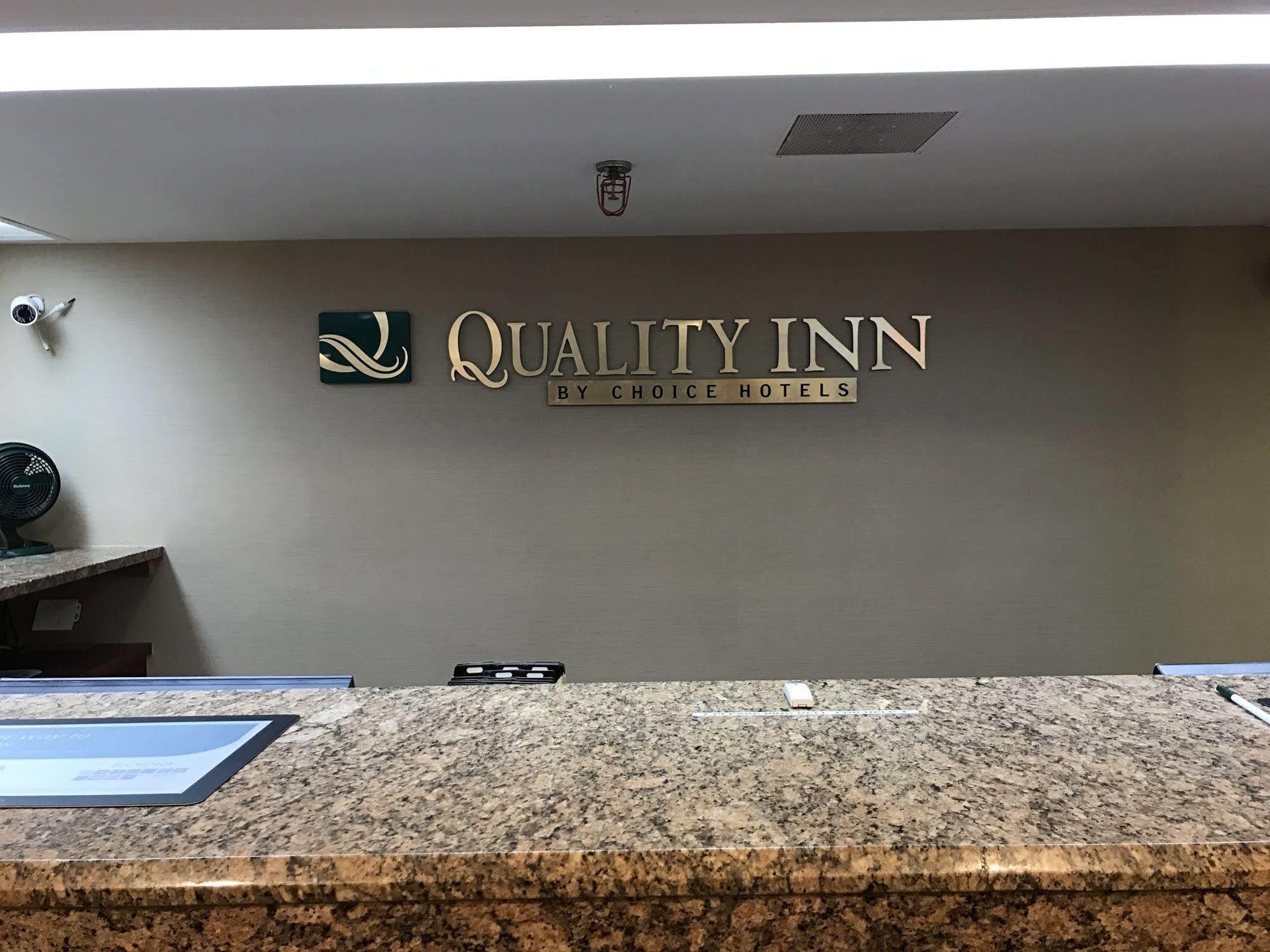 Quality Inn Milwaukee- Брукфілд Екстер'єр фото