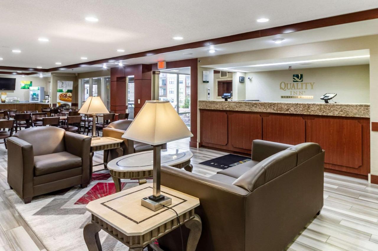 Quality Inn Milwaukee- Брукфілд Екстер'єр фото