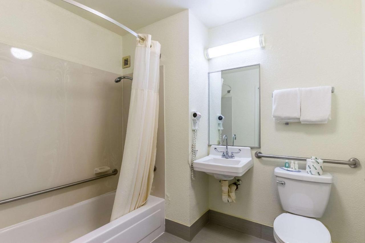 Quality Inn Milwaukee- Брукфілд Екстер'єр фото