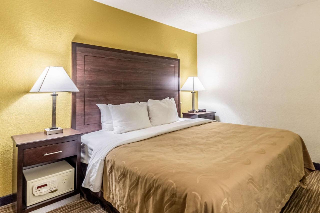 Quality Inn Milwaukee- Брукфілд Екстер'єр фото
