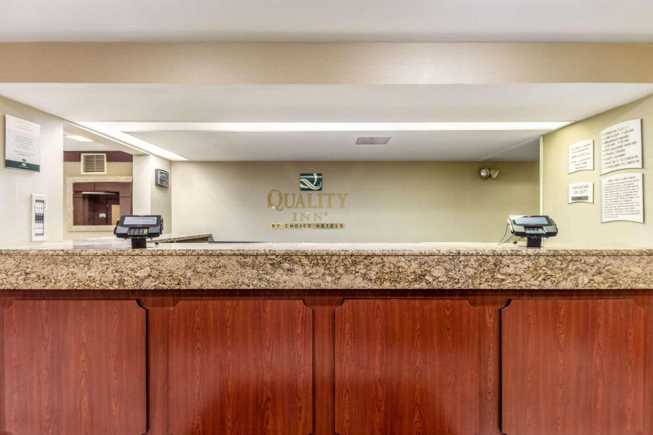 Quality Inn Milwaukee- Брукфілд Екстер'єр фото
