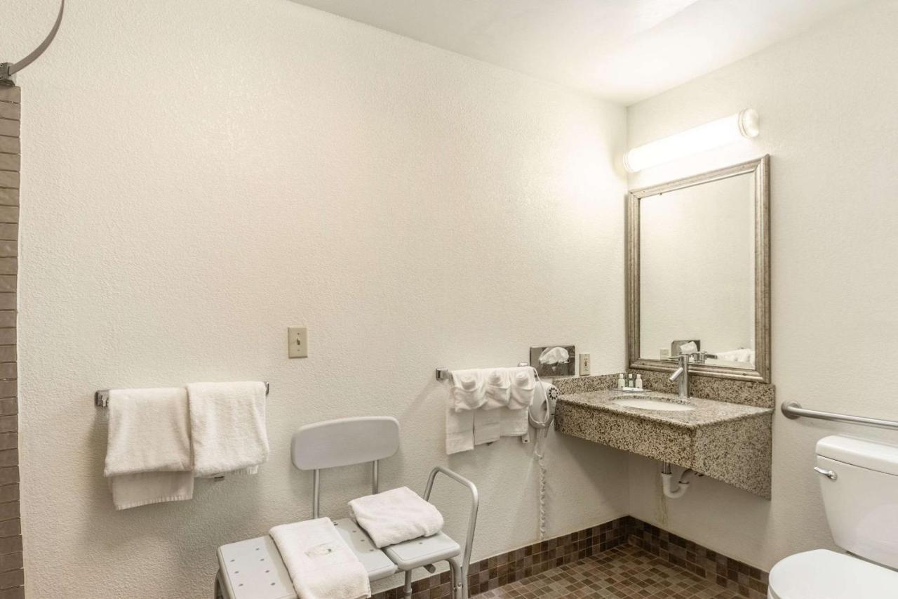 Quality Inn Milwaukee- Брукфілд Екстер'єр фото