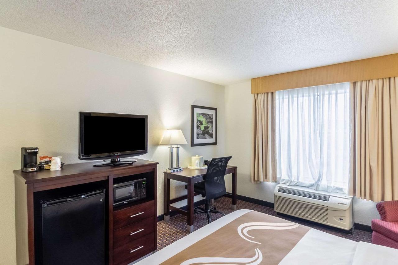 Quality Inn Milwaukee- Брукфілд Екстер'єр фото