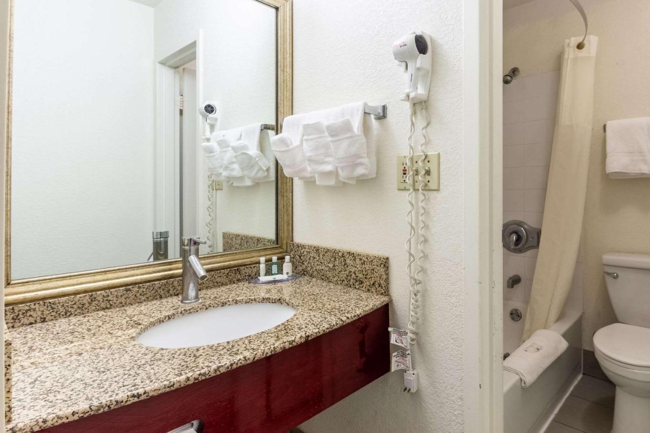 Quality Inn Milwaukee- Брукфілд Екстер'єр фото